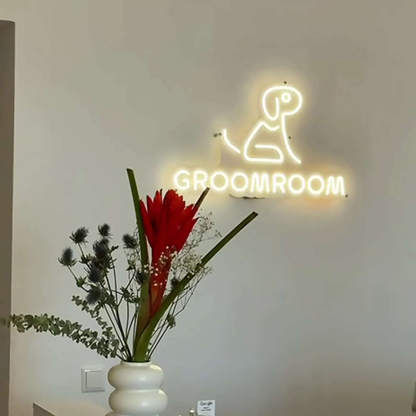 Empfang des GroomRoom Berlin in Charlottenburg mit Leuchtschrift und Blumen