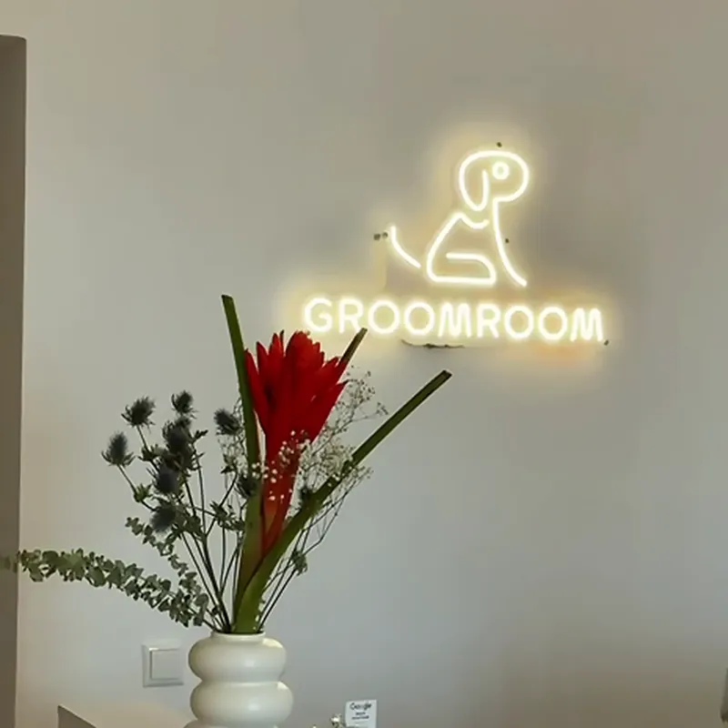 Empfang des GroomRoom Berlin in Charlottenburg mit Leuchtschrift und Blumen